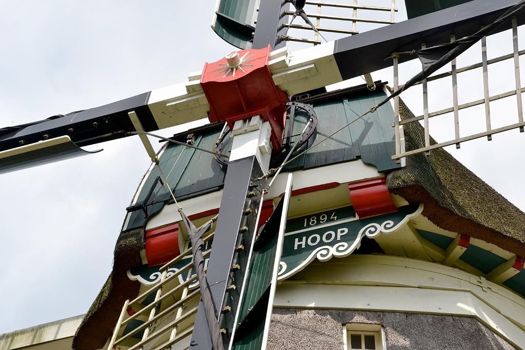 7, Molen 02471 De Hoop (Elspeet), Rob Pols (22-7-2015)Achter de askop is de zwichtring voor de bediening van de remkleppen van het fokwieksysteem te zien. | Database Nederlandse molens