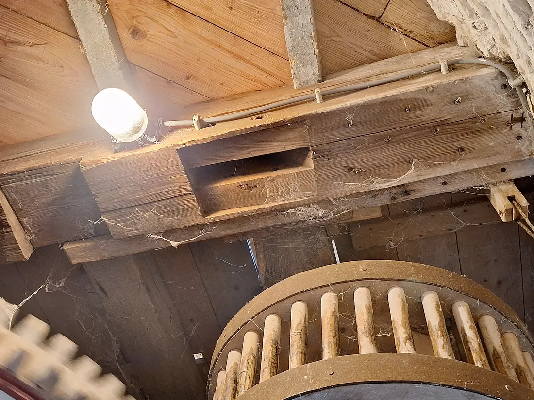 18, Molen 01972 Aarssensmolen / De Dageraad (Zeeland), Jay Verkerk (17-12-2025)De molen bestaat voor een groot deel uit tweedehands onderdelen. Deze balk lijkt een bintbalk uit een achtkant te zijn geweest. Het spoorwiel, wat nog net in beeld is, komt uit een verdwenen molen in Merselo (Limburg).&nbsp;&nbsp; | Database Nederlandse molens