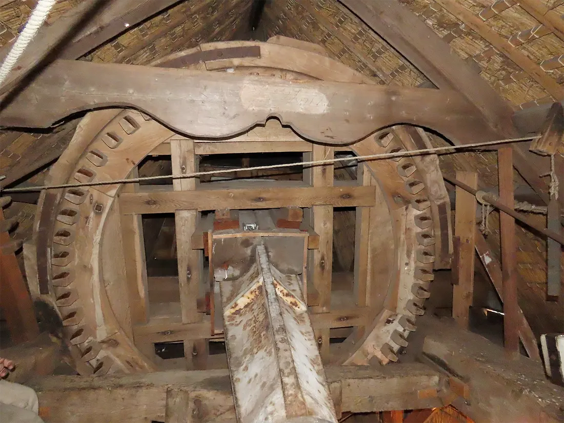 25, Molen 02760 Windlust (Noordwolde), Vincent Mepschen (18-03-2023)Het luiwerk bevindt zich in de kapzolder, duidelijk is te zien dat dit voorheen een kammenluiwerk is geweest. | Database Nederlandse molens