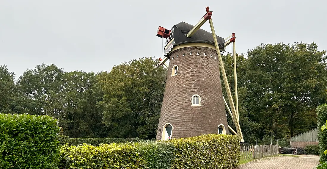 2, Molen 01228 Joannusmolen (Heumen), Ron Smit (07-10-2025)&nbsp;De roeden zijn afgekeurd. Het oude gevlucht is verwijderd en de molen wacht nu op een nieuw.&nbsp; | Database Nederlandse molens