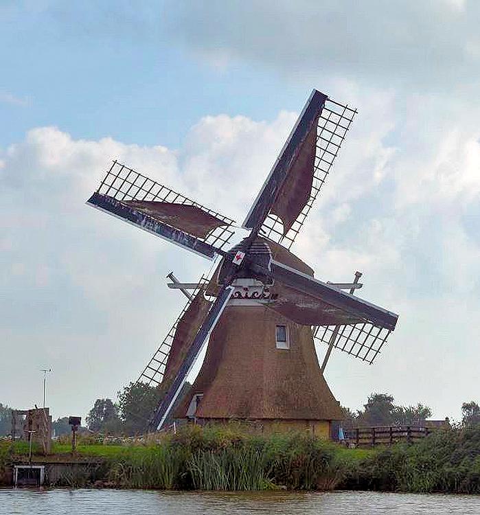 Molen 03035 De Balkendsterpoldermolen / Balkendsterpoldermûne (Oude Leije / Alde Leie), Aan het sinds vorig jaar verbreed vaarwater en in de veranderde directe omgeving.  Albert Wester (13-9-2014). | Database Nederlandse molens