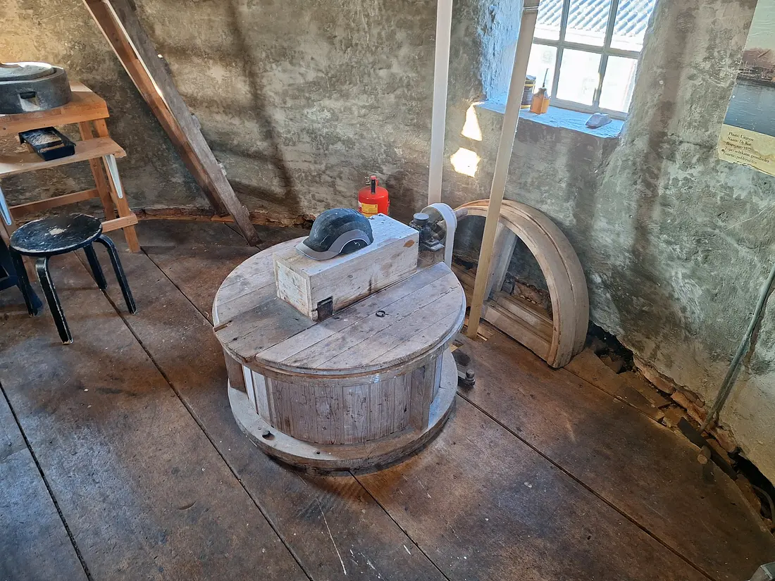 11, Molen 03124 Aurora (Dichteren), Jay Verkerk (25-12-2025)&nbsp;De toevoer van de buil. | Database Nederlandse molens