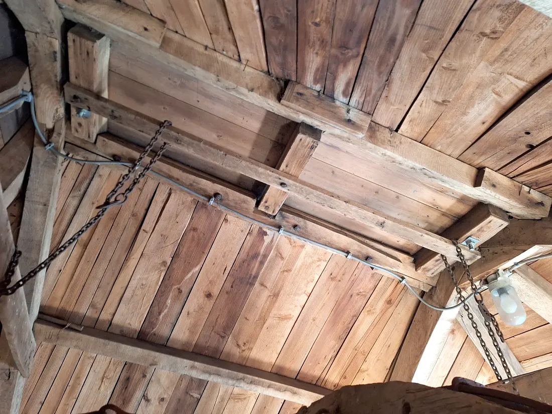 22, Molen 03124 Aurora (Dichteren), Jay Verkerk (25-12-2025)&nbsp;Een uitneembare nok, makkelijk voor bepaald onderhoud. Deze uitneembare nokken zie je vaker in deze regio. Deze molen heeft vermoedelijk een Kreeftenberg kap (gemaakt door molenmaker Kreeftenberg uit Varsseveld); hoog en ruim, vergelijkbaar met de kappen van de molens te Braamt en eerder de molen te Giesbeek. Eerder had deze molen een kleinere kap. | Database Nederlandse molens