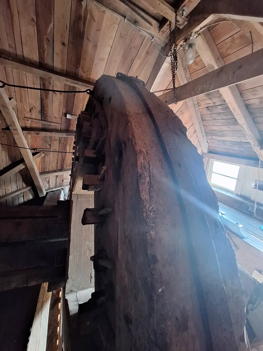 21, Molen 03124 Aurora (Dichteren), Jay Verkerk (25-12-2025)&nbsp;Bij deze (Vlaamse) vang ontbreken maanijzers, hiervoor zit er een ijzeren hoepel om de vangblokken heen. | Database Nederlandse molens