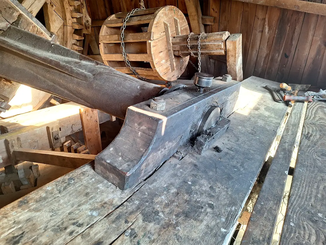 23, Molen 03124 Aurora (Dichteren), Jay Verkerk (25-12-2025)&nbsp;Blik op het penlager, met vetpotje. Dit is een tweedehands bovenas, afkomstig van een nog bestaande molen, Sara Catharina te Kerkdriel. De as die eerder in Kerkdriel lag was eigenlijk te klein voor die molen, en de as die in deze molen lag (Dichteren) was eigenlijk te groot, en aangezien een doorboorde as na de restauratie niet meer nodig was is er geruild. | Database Nederlandse molens