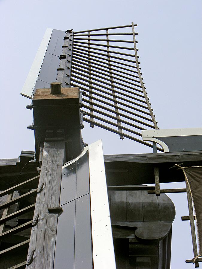 6, Molen 03306 Doris Mooltsje (Oudega / Aldegea), Martin E. van Doornik (12-5-2018)Friese spinnenkoppen hebben in de regel a-symmetrische tussenzoomlatten. Na het draaien worden de zeilen altijd afgenomen. Rechts is de ophanging van zo'n zeil zonder bovenhoektouwen zichtbaar. | Database Nederlandse molens