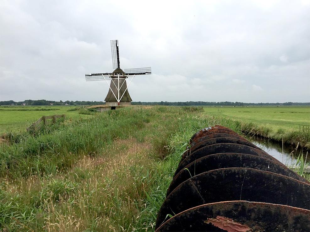 3, Molen 03073 De Hoop (Roodkerk / Readtsjerk), JG Borst (13-7-2015)Op de voorgrond de oude geklonken vijzel | Database Nederlandse molens