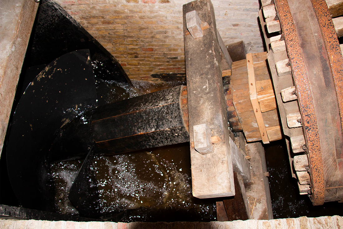 8, Molen 03289 De Skarrenmoune (Scharsterbrug / Skarsterbrêge), Jesse Molenkamp (5-3-2017). De schroef van de molen bestaat uit een houten balk met stalen beschoeping. | Database Nederlandse molens