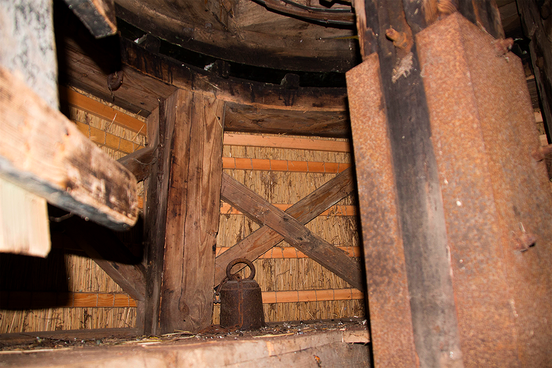 9, Molen 03289 De Skarrenmoune (Scharsterbrug / Skarsterbrêge), Jesse Molenkamp (5-3-2017). Op deze foto is te zien dat de molen bovenin het achtkant geen hondsoren heeft maar veldkruizen. | Database Nederlandse molens