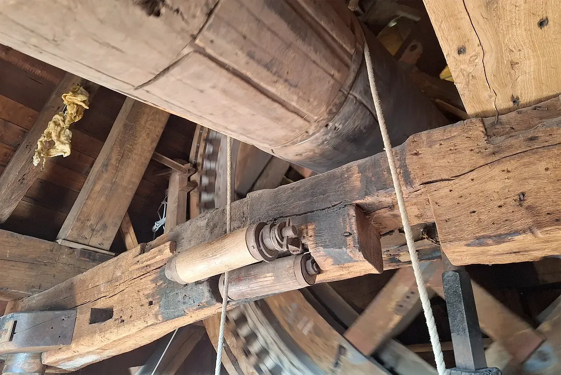 18, Molen 01571 (Naamloos) (Mierlo), Jay Verkerk (27-12-2025)&nbsp;Een soort luiwerk om zakken op de bok (voor het kaar) te zetten. | Database Nederlandse molens