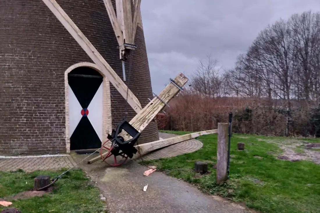 1, Molen 01228 Joannusmolen (Heumen), Ron Smit (februari 2022) Bij de storm die destijds over Nederland trok brak hier de staartbalk. | Database Nederlandse molens