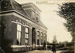 Molen 00687 c Molen van Rademaker (Assen), Foto coll. DVM, Het vroegere café Landzicht in Kloosterveen | Database Nederlandse molens