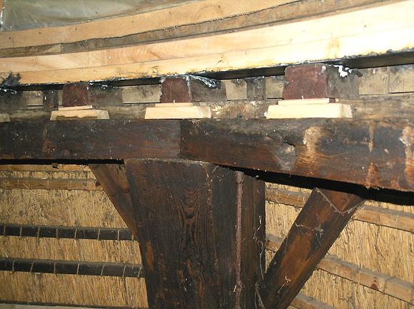 5, Molen 01454 De Hersteller (Sintjohannesga / Sint-Jânsgea), Willem Jans (15-3-2008)Het neutenkruiwerk van dichterbij bekeken. | Database Nederlandse molens