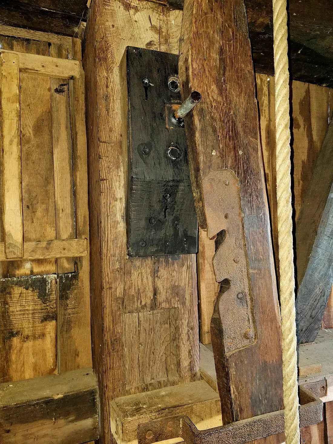 18, Molen 11458 Wissink's Möl (Enschede), Jay Verkerk (17-01-2026)Een "omgekeerde vanghaak". Het hout met de haken zit aan de vangbalk bevestigd. Aan de kroonstijl zit een pin, deze zit normaliter aan de vangbalk.&nbsp; | Database Nederlandse molens