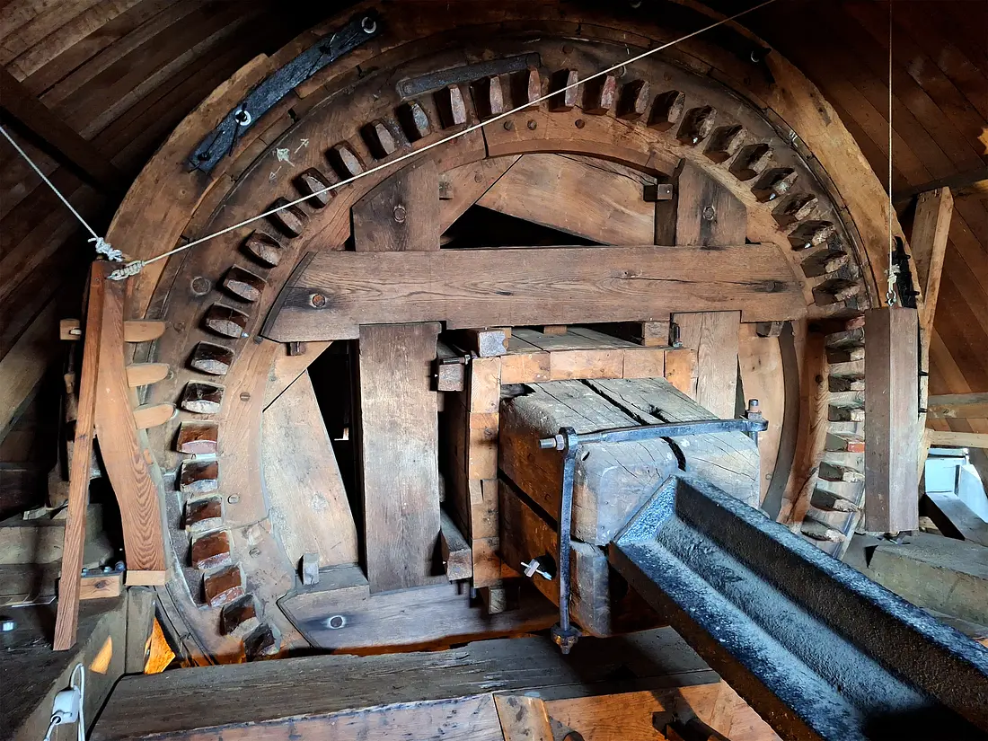 18, Molen 02715 De Hoop (Almelo), Jay Verkerk (17-01-2026)&nbsp;Het stevig uitgevoerde bovenwiel. | Database Nederlandse molens