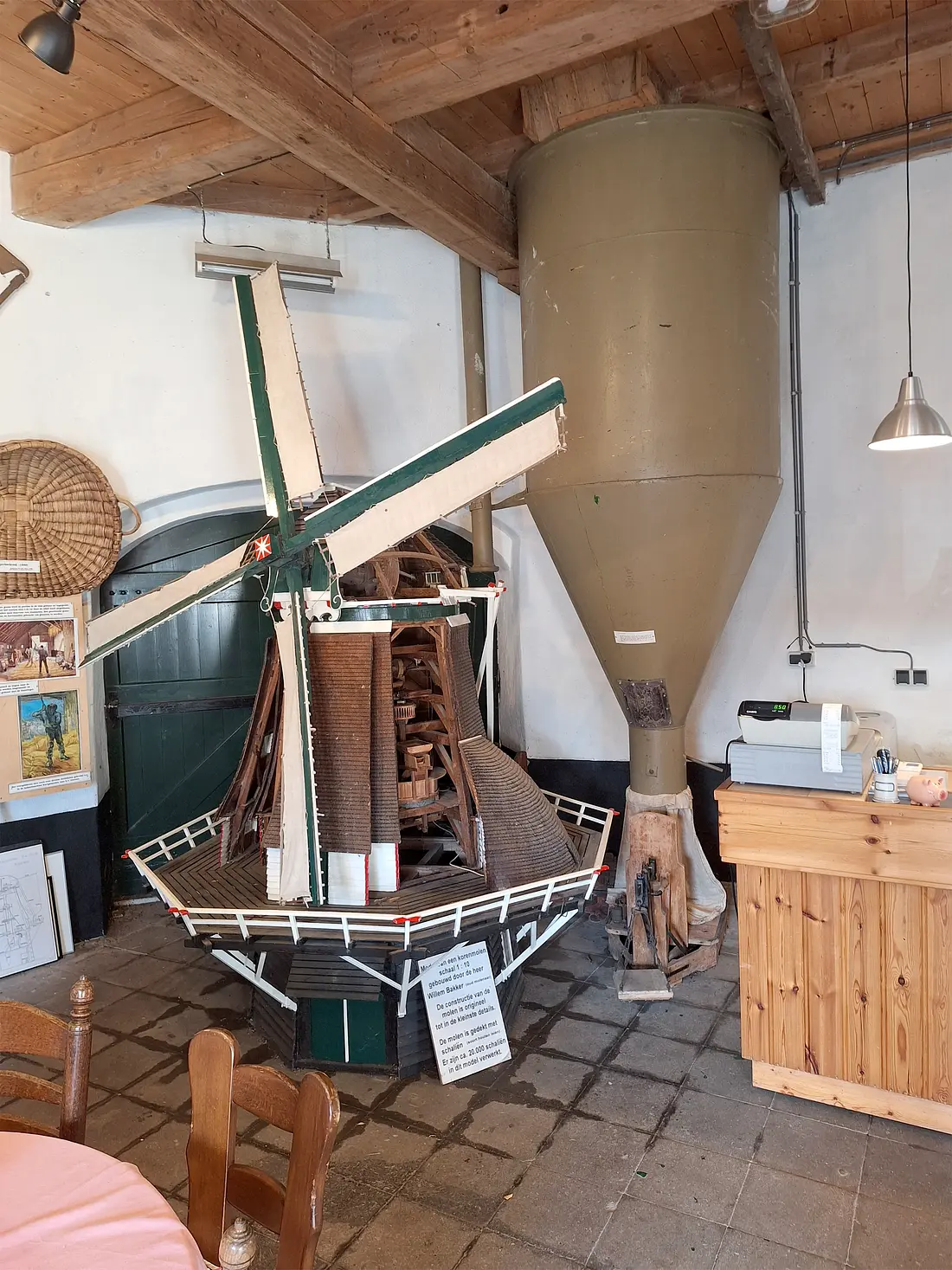 9, Molen 02715 De Hoop (Almelo), Jay Verkerk (17-01-2026)&nbsp;Een fraaie modelmolen, met daarachter de mengketel.&nbsp; | Database Nederlandse molens
