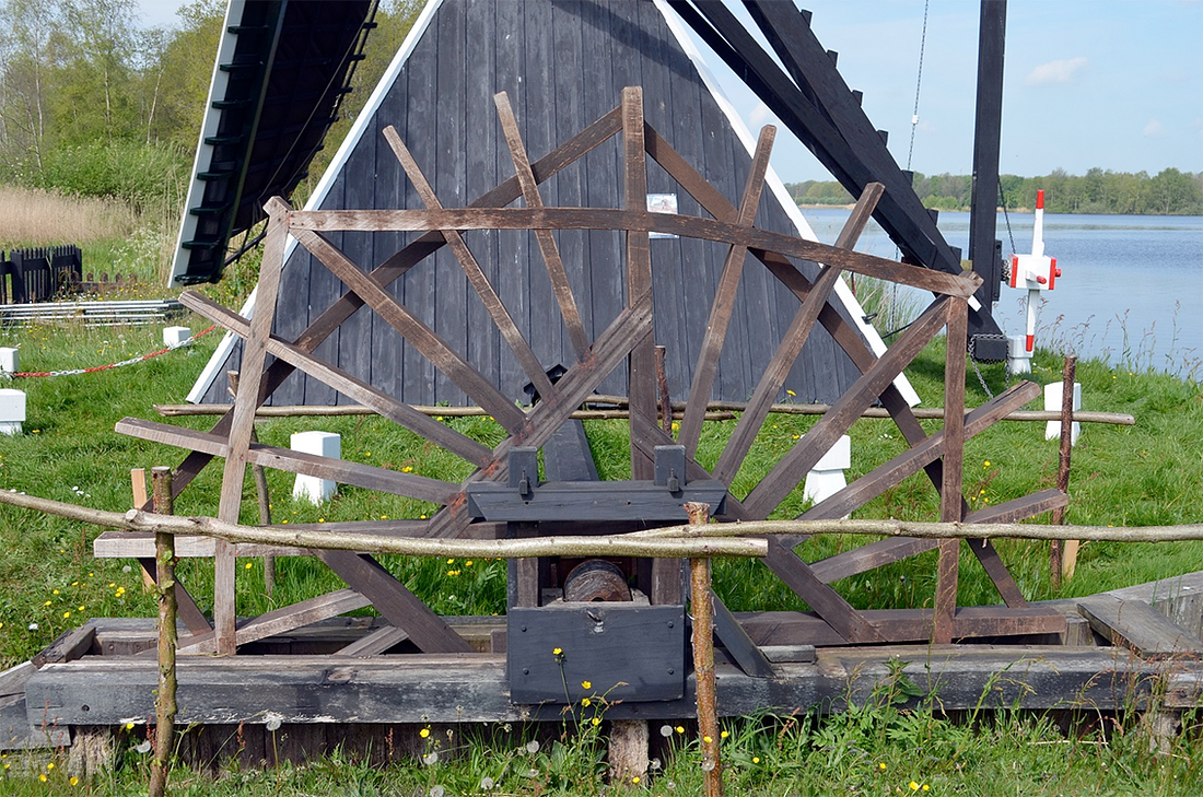 9, Molen 12591 De Himriksmole of De Groene Ster (Tietjerk / Tytsjerk), Rob Hoving (14-5-2017)Het scheprad van de molen in zicht. Normaal zit die verstopt in een schepradkast, maar die wordt momenteel gerestaureerd en daarna terug geplaatst. | Database Nederlandse molens