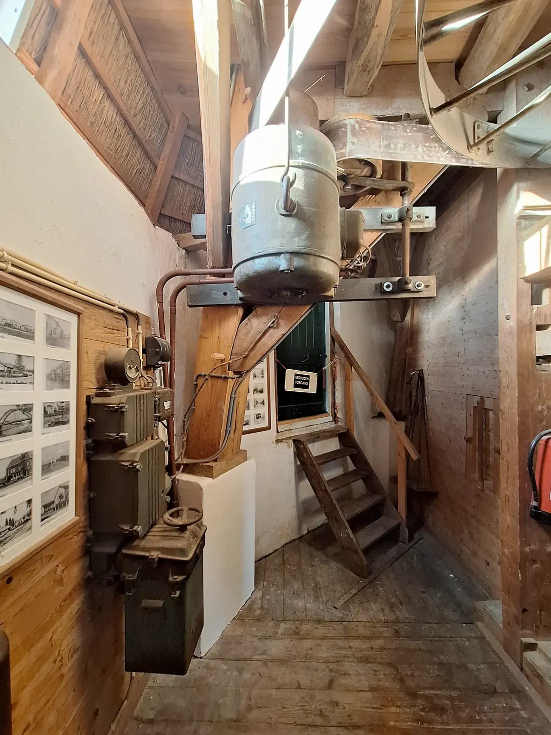 21, Molen 02667 De Braakmolen (Goor), Jay Verkerk (17-01-2026)&nbsp;De electromotor voor de motorische onderaandrijving van het maalkoppel.&nbsp; | Database Nederlandse molens