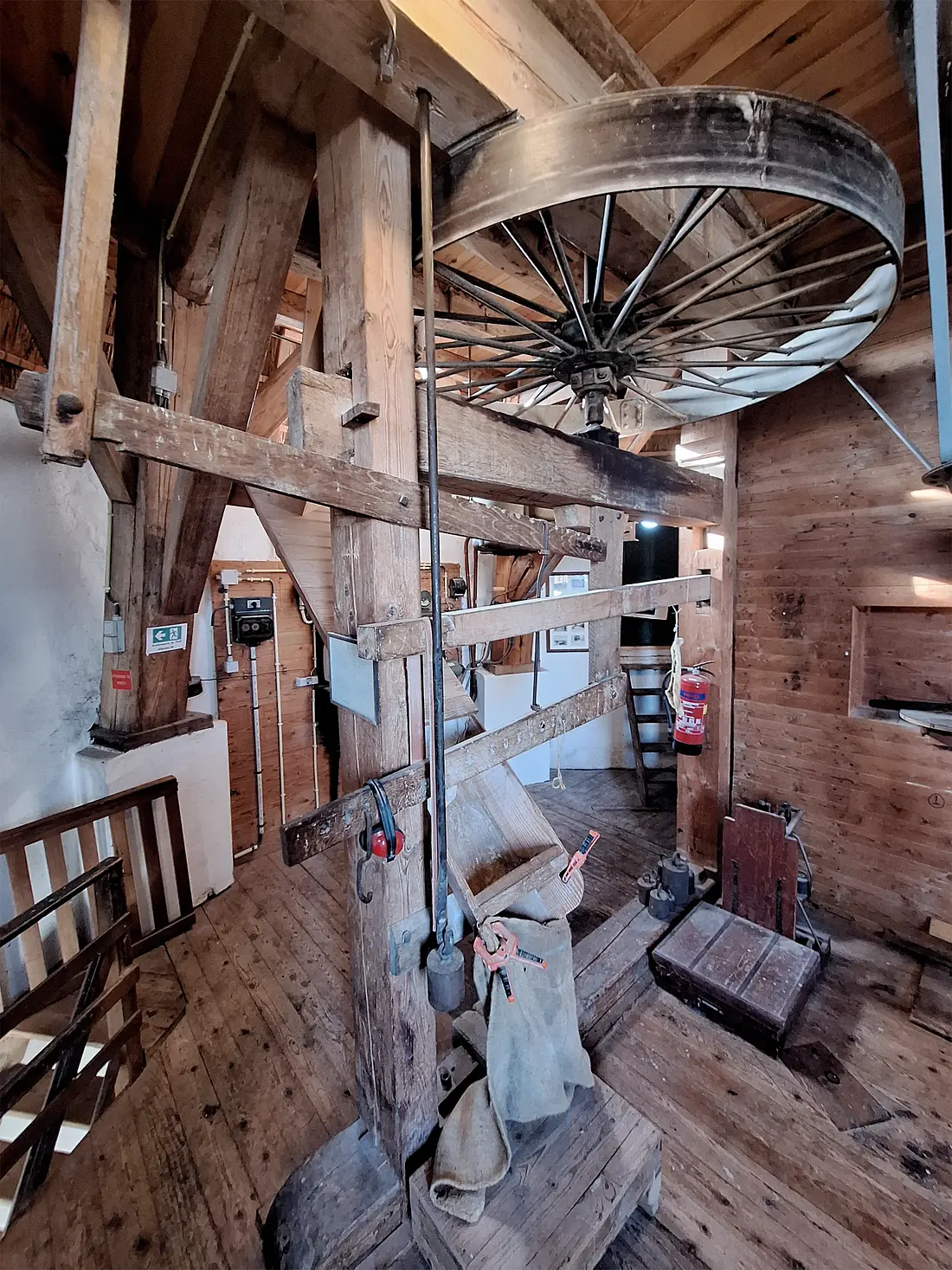 24, Molen 02667 De Braakmolen (Goor), Jay Verkerk (17-01-2026)&nbsp;Maalbak met motorische onderaandrijving, doormiddel van het vliegwiel met een riem daar omheen, deze gaat naar de electromotor.&nbsp; | Database Nederlandse molens
