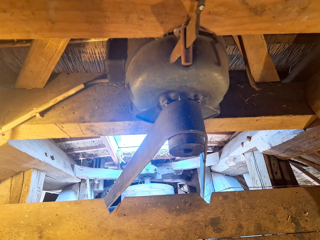 22, Molen 02667 De Braakmolen (Goor), Jay Verkerk (17-01-2026)&nbsp;De electromotor van de aandrijvings as (van de elevator, luiwerk en één mengketel). | Database Nederlandse molens