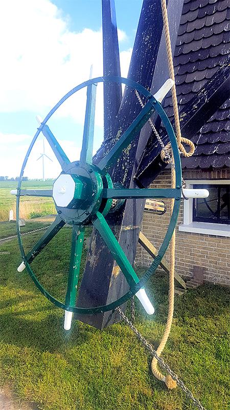 9, Molen 01439 Babuurster molen / Beabuorster Mole (Tjerkwerd / Tsjerkwert), Sjoerd de Roos (11-5-2019)Het vorige kruiwerk werd gedaan middels een lier. Deze was echter danig versleten, en daarop heeft men er weer een kruirad opgezet. Dit had de molen vroeger ook. De molen is in wezen dus weer meer in zijn oorspronkelijke staat gebracht. | Database Nederlandse molens