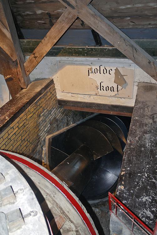 11, Molen 01439 Babuurster molen / Beabuorster Mole (Tjerkwerd / Tsjerkwert), Matthieu Hoogduin (30-11-2014). De nieuwe vijzel die na de opknapbeurt in 2014 is geplaatst, is 10 cm kleiner in diameter dan de oude. De waterloop is zichtbaar daarop aangepast. | Database Nederlandse molens