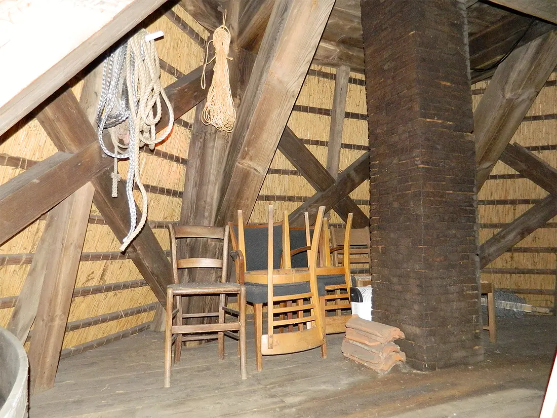 9, Molen 01447 Grevensmolen (of Deelsmolen) (Vegelinsoord / Vegelinsoard), Vincent Mepschen (20-6-2021)Achtkant met schoorsteen. | Database Nederlandse molens