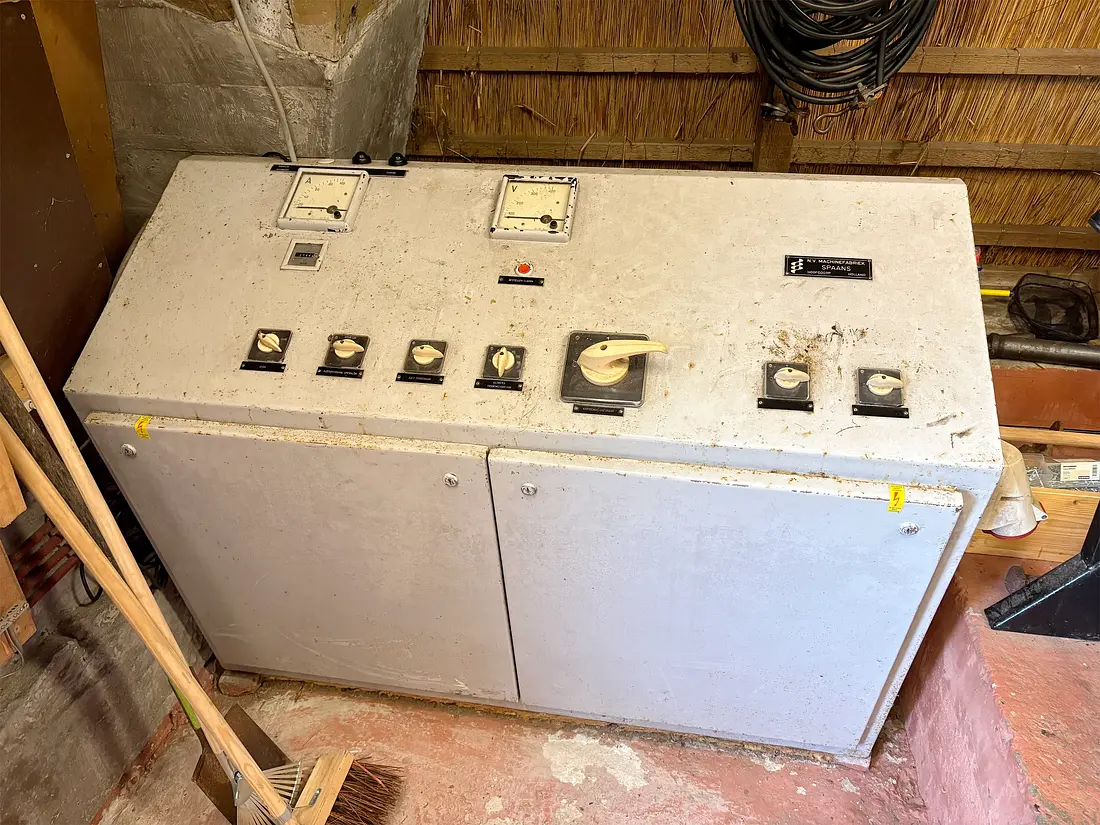 4, Motor 618250, Heemaf, Bram de Vries (31-01-2026)&nbsp;De aansturingskast van de elektrische aandrijving.&nbsp; | Database Nederlandse molens