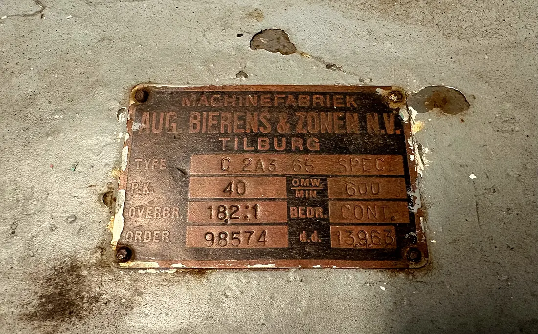 3, Motor 618250, Heemaf, Bram de Vries (31-01-2026)&nbsp;Het type plaatje van de tandwielkast. | Database Nederlandse molens