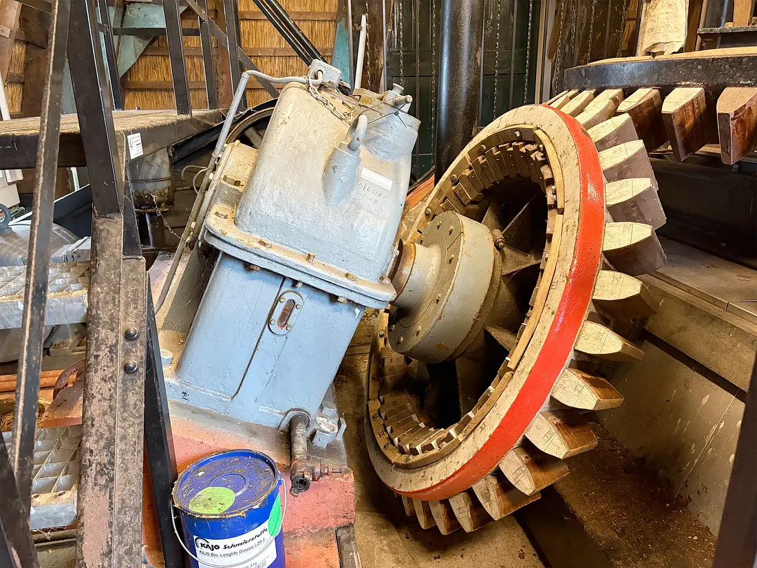 2, Motor 618250, Heemaf, Bram de Vries (31-01-2026)&nbsp;De tandwielkast samen met het vijzelwiel. | Database Nederlandse molens