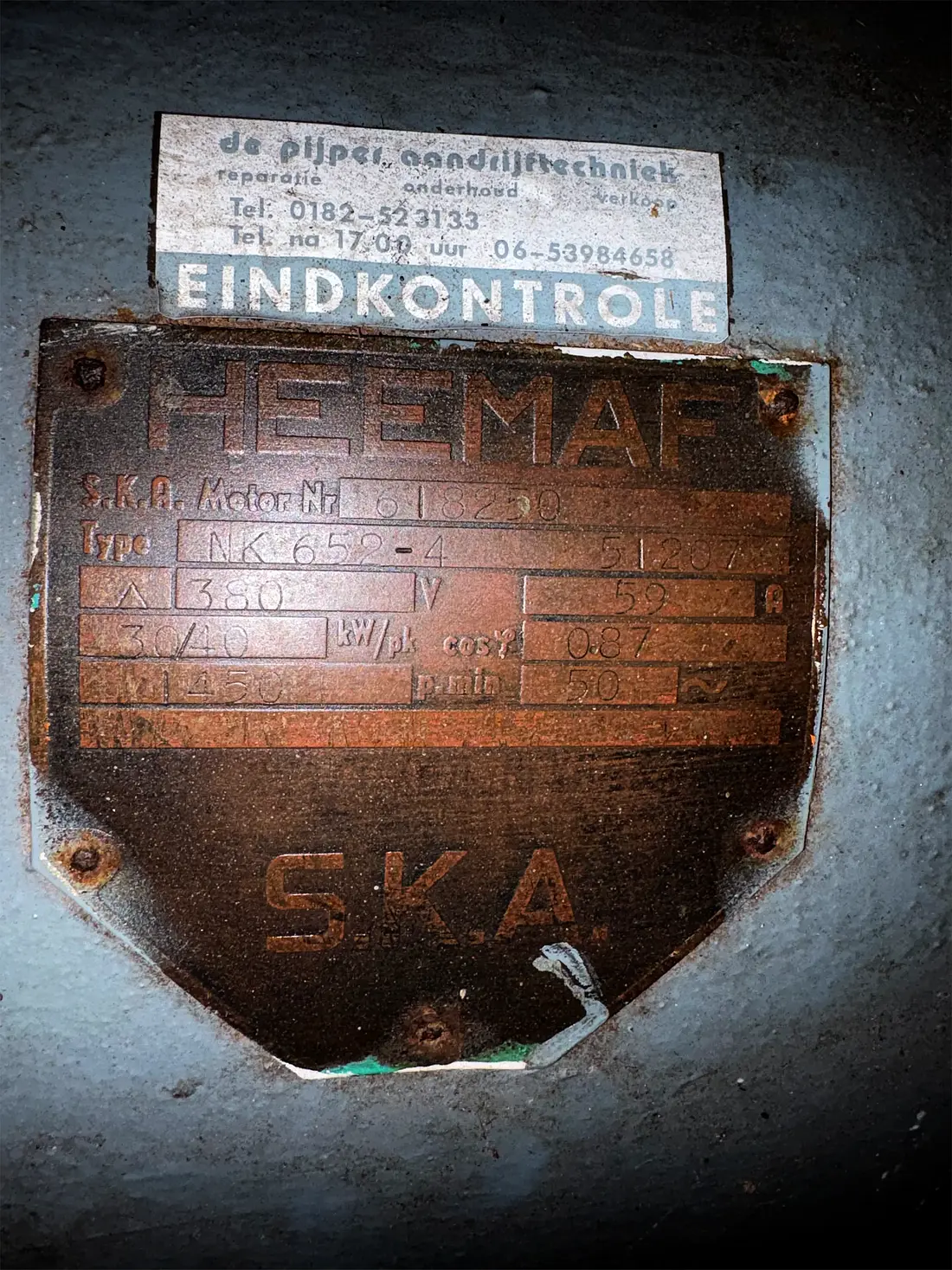 1, Motor 618250, Heemaf, Bram de Vries (31-01-2026)&nbsp;Het type plaatje van de elektromotor.&nbsp; | Database Nederlandse molens