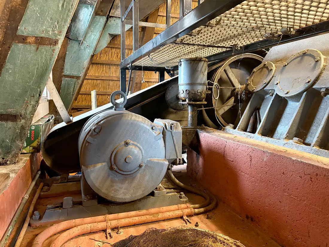 Motor 618250, Heemaf, Bram de Vries (31-01-2026)De elektromotor met V-snaar aandrijving naar de tandwielkast.&nbsp; | Database Nederlandse molens