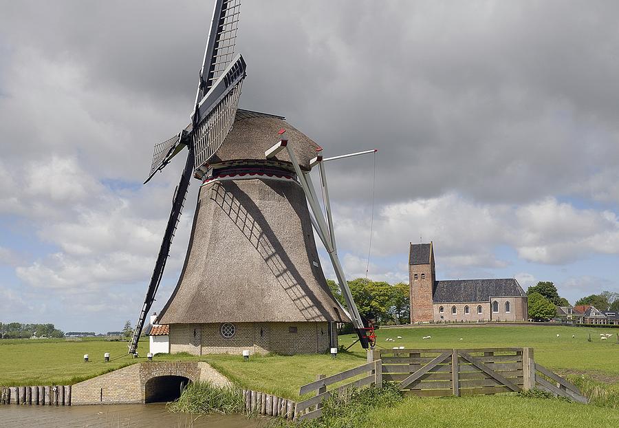4, Molen 03048 De Victor (Wanswerd / Wânswert), Chris van Gijs (13-5-2014). Let op de nu weer herstelde vleugels van de waterlopen.  | Database Nederlandse molens