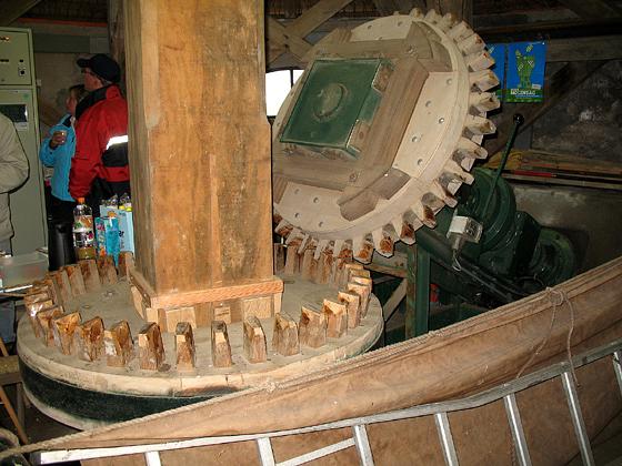 6, Molen 03091 Hempenserpoldermolen (Warga / Wergea), Ruurd Jakob Nauta (30-05-2006)Deze kunstgreep was nodig om de motorvijzel ook op windkracht aan te kunnen drijven. | Database Nederlandse molens