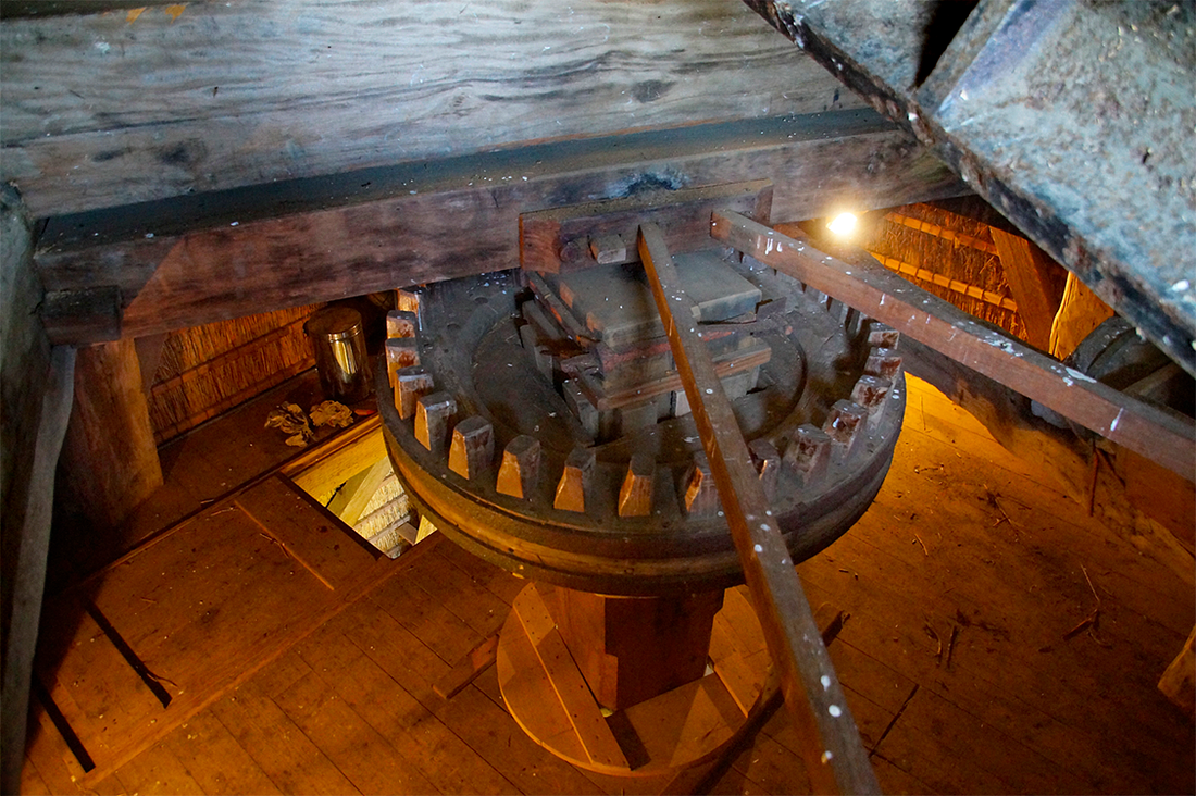 5, Molen 03091 Hempenserpoldermolen (Warga / Wergea), Matthieu Hoogduin (9-4-2017). De bovenbonkelaar. | Database Nederlandse molens