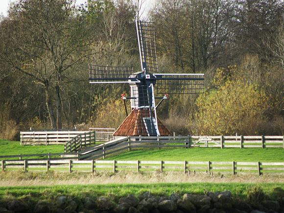 4, Molen 10043 De Ikkers (Wartena / Warten), Foto vanaf het vasteland. Willem Jans (17-11-2008), | Database Nederlandse molens