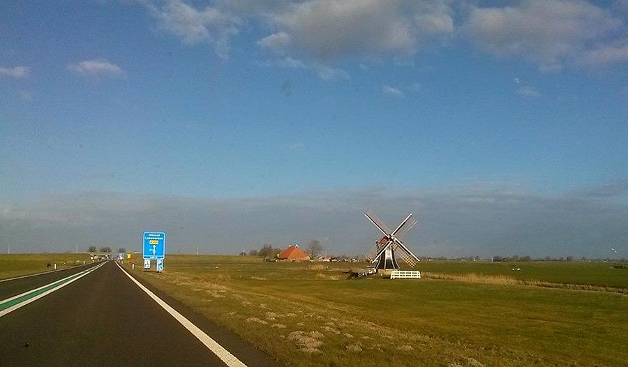1, Molen 10676 Langwert (Winsum), Teake Visser (1-3-2015)De foto, genomen vanaf de N359, laat de molen zien na de recente herstelbeurt van 2015 (met o.m. een nieuw gevlucht). | Database Nederlandse molens