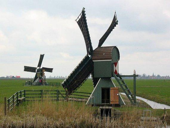 4, Molen 10679 Kramers Mole (Goutum), Willem Jans (27-3-2004)Beide molens in een andere, eerdere kleurstelling. | Database Nederlandse molens