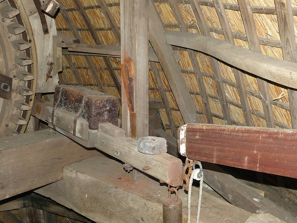 8, Molen 01429 Pankoekster Mole (Witmarsum / Wytmarsum), Willem Jans (25-11-2012).Vangbalk boven het voeghout, zeer ongebruikelijk in Fryslân.   | Database Nederlandse molens