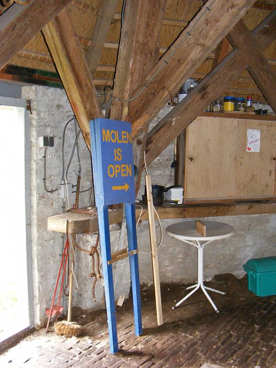 10, Molen 03856 De Gooijer (Wolvega), Martin E. van Doornik (23-5-2015).Het achtkant staat met z'n ondertafelement op halve hoogte van de veldmuren, iets wat zelden voorkomt.  | Database Nederlandse molens