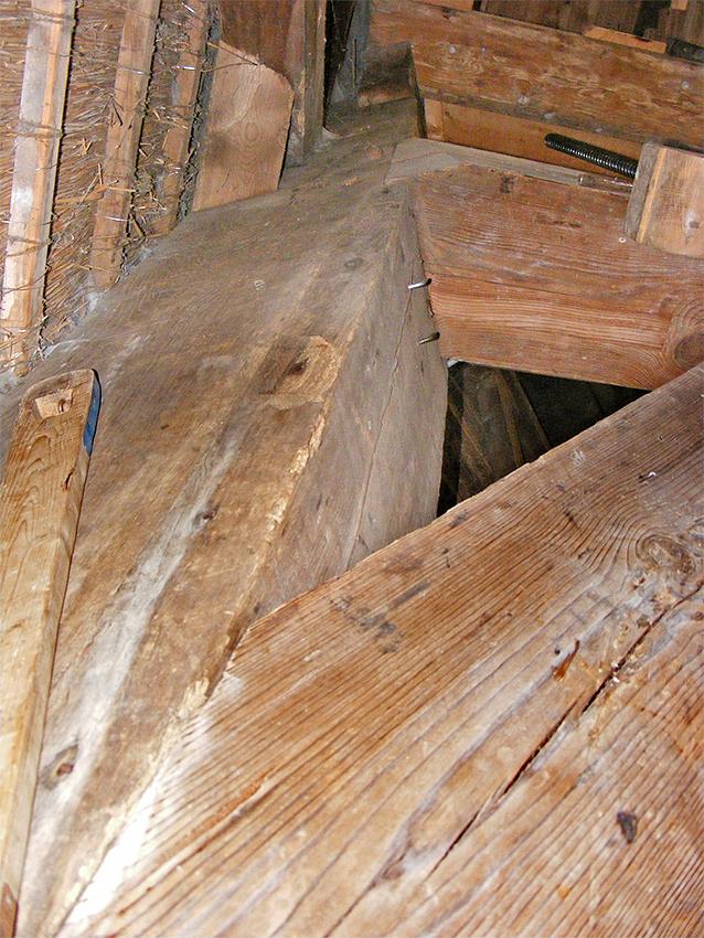 13, Molen 03852 Windlust (Wolvega), Martin E. van Doornik (23-5-2015)Krom gezaagde achtkantstijlen. | Database Nederlandse molens