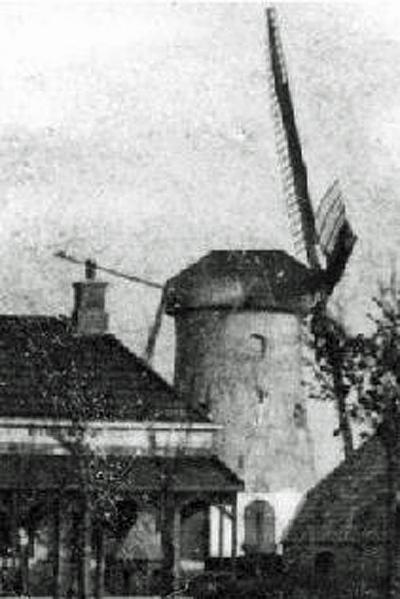 Molen 04420 m (korenmolen) (De Groeve), deel van ansichtkaart, coll. V. Mepschen | Database Nederlandse molens