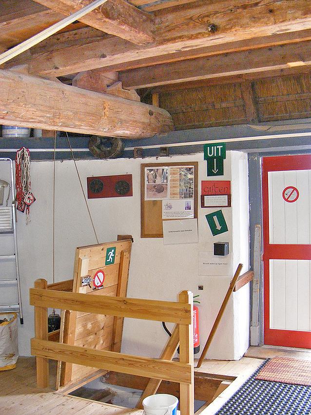 12, Molen 03852 Windlust (Wolvega), Martin E. van Doornik (23-5-2015)Het achtkant staat bovenop het tussenstuk met de stellingdeuren onder het ondertafelement. | Database Nederlandse molens