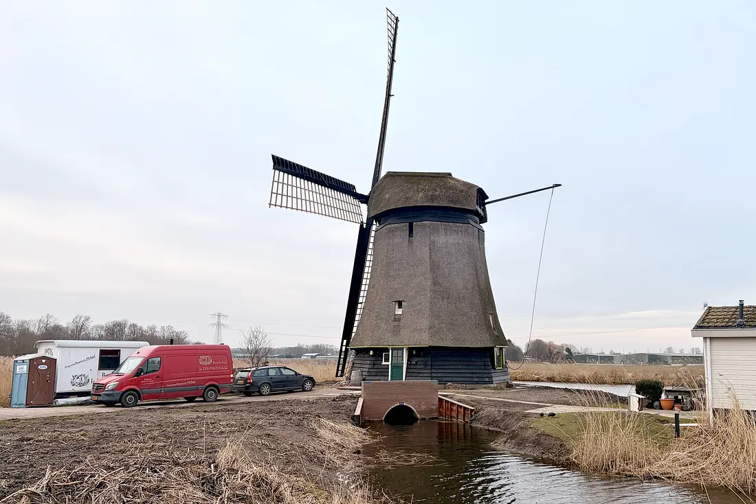 2, Molen 00166 Strijkmolen L (Oterleek), Bram Westerink (19-02-2026)&nbsp;De molen met de nieuwe waterloop. De restauratie is bijna klaar. | Database Nederlandse molens