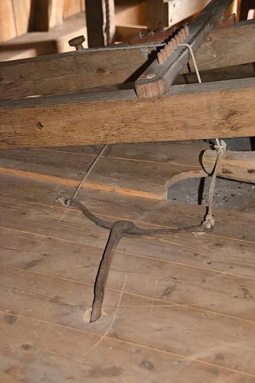 13, Molen 12393 De Maasmolen (Nederasselt), Rob Pols (21-4-2014).De bijzondere bevestiging van de schuddebak.  | Database Nederlandse molens