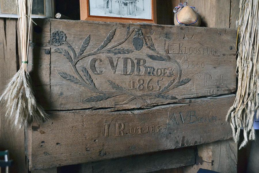 8, Molen 12393 De Maasmolen (Nederasselt), Rob Pols (21-4-2014)Fraai snijwerk uit 1865. | Database Nederlandse molens