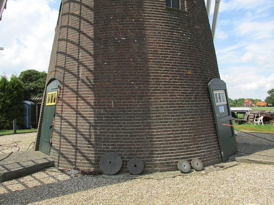 6, Molen 00867 Bernadette (Nieuw-Wehl), Piet Glasbergen (24-5-2013)Deze betrekkelijk kleine grondzeiler heeft maar liefst drie ingangsdeuren. | Database Nederlandse molens