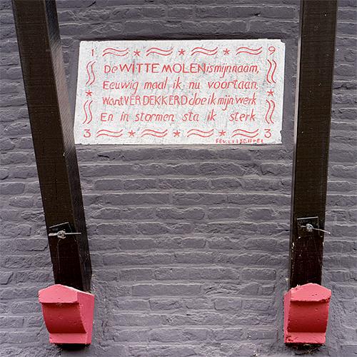 6, Molen 00266 De Witte Molen / Looimolen (Nijmegen), Marcel van Nies (20-8-2016). Gedenksteen uit 1933. VERDEKKERD is een verwijzing naar de destijds geplaatste Dekkerwieken. | Database Nederlandse molens
