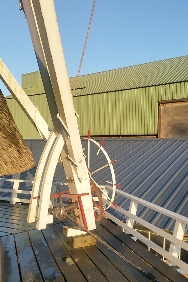 5, Molen 01825 Werklust (Oene), R. van den Beld (19-12-2020)In nov/dec 2020 heeft de eigenaar van de aangrenzende bedrijfsgebouwen alle daken vernieuwd en is tevens aan de Noordzijde van de molen het verhoogde dak weggehaald waardoor er geen bewegingsbelemmering meer is en de molen rondom vrij kan draaien. | Database Nederlandse molens