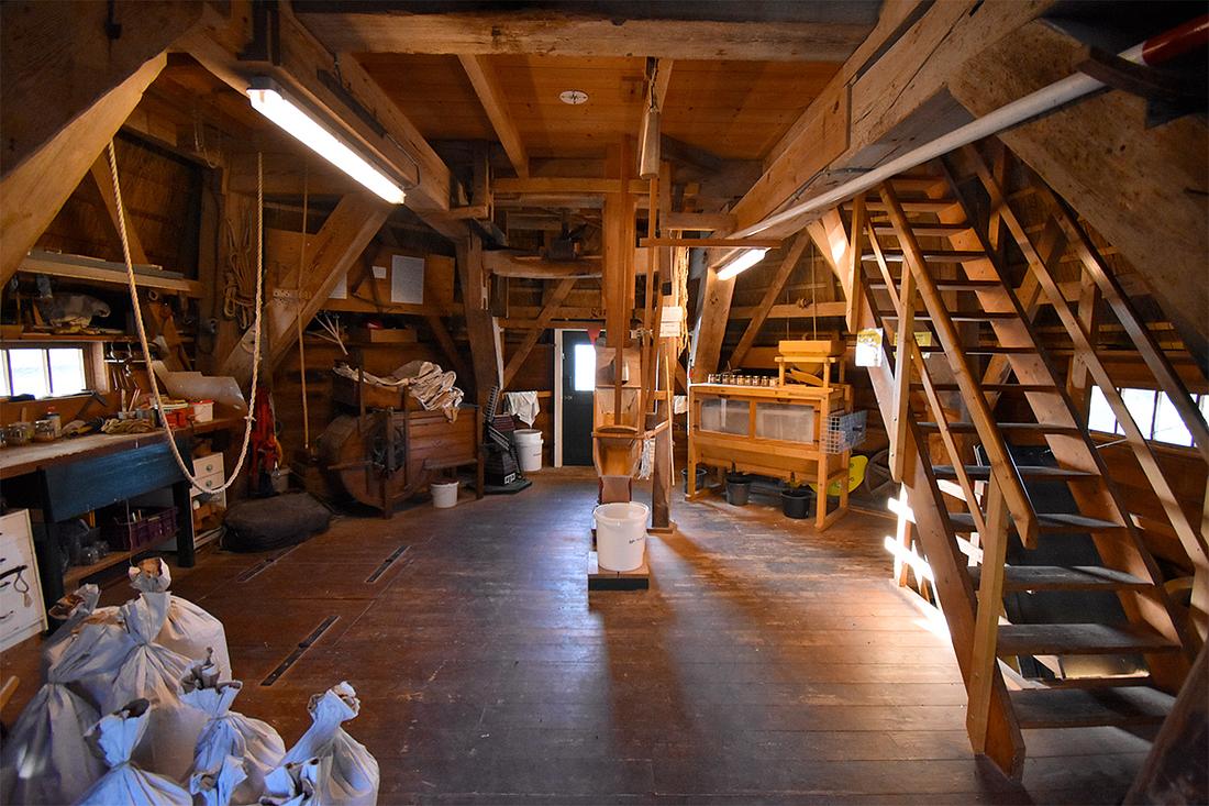 10, Molen 01825 Werklust (Oene), Jurre Riphagen (30-11-2019)Overzicht van de meel/stellingzolder. | Database Nederlandse molens